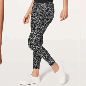 Lululemon In Movement 7/8 Tight *Everlux 25"
Chirasu Black